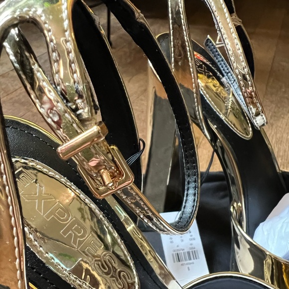 EXPRESS Metallic Rounded Toe
Platform Pumps - Picture 8 of 10